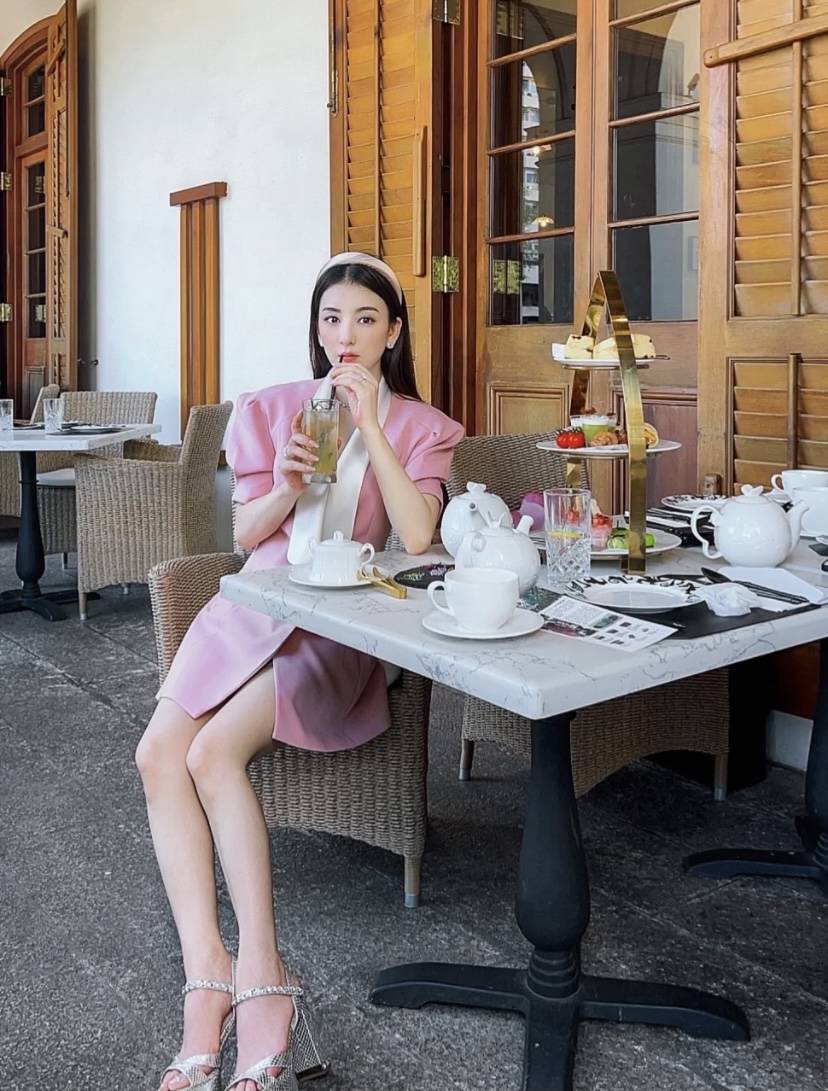 原创方媛晒名媛生活照穿2500裙子喝500下午茶网友活得太累了