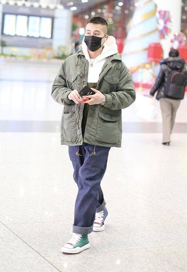 欧豪再度化身活力男孩,背带裤 工装,这衣品潮味得不一般!