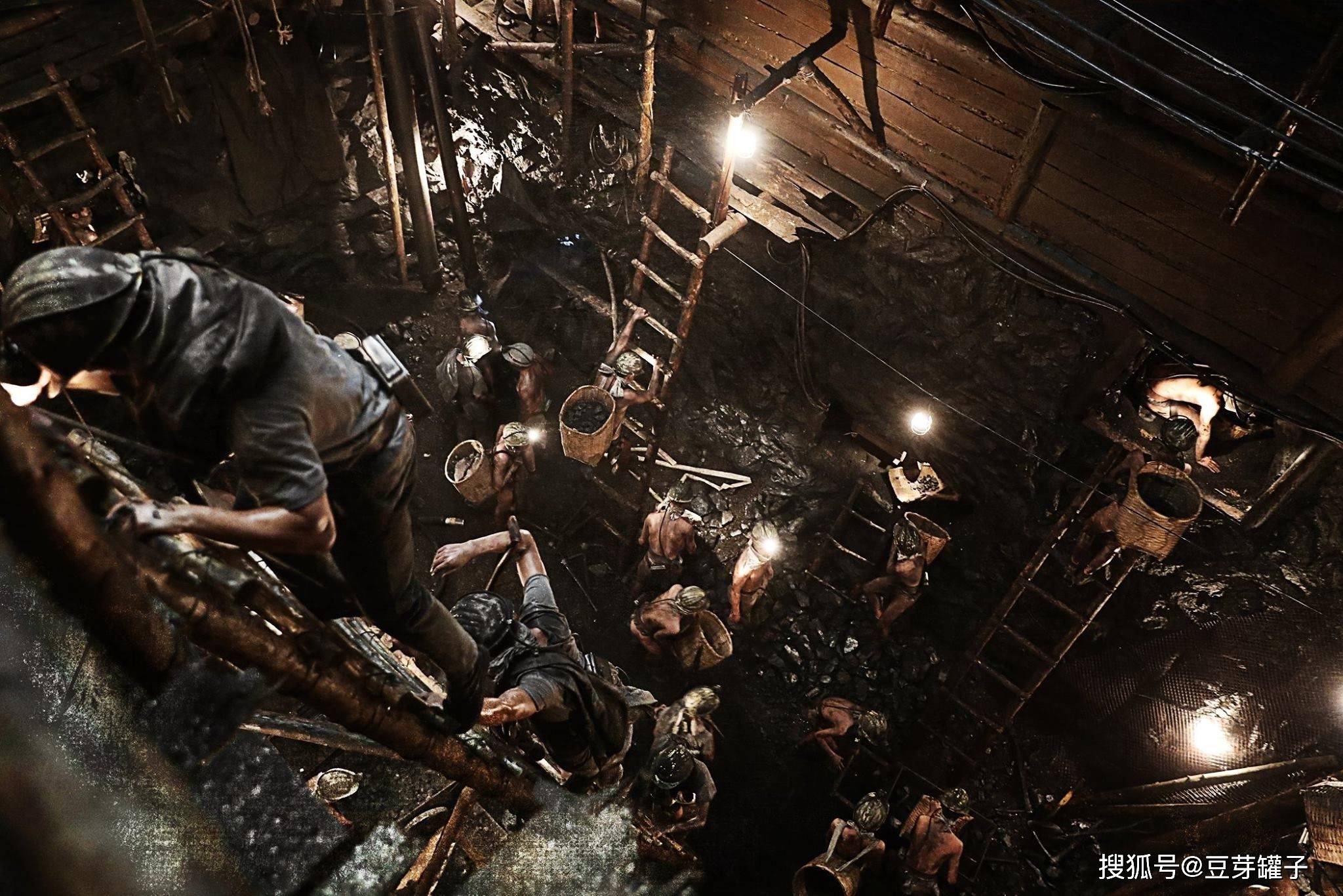 中国人以及韩国人到了这个端岛进行采矿的工作,而《军舰岛》这部电影