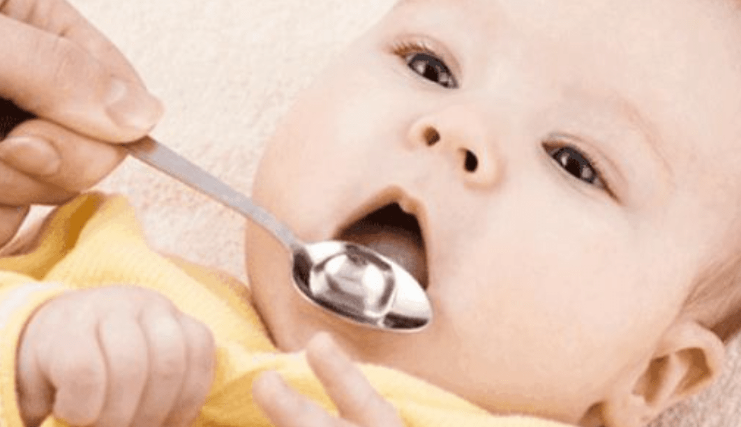 孩子6个月前5种错误的喂养方式,会影响长高和大脑发育,妈妈别踩坑
