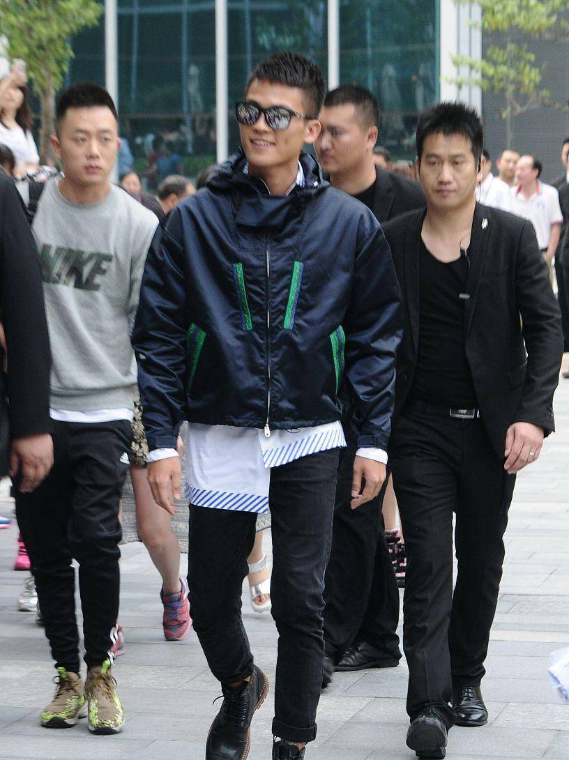 原创欧豪穿一身黑太低调了气质帅气还时尚穿的朴素也惹眼