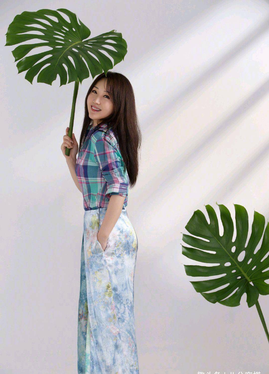 原创杨钰莹是长在蜜罐子里的女人吧白色宫廷袖连衣裙温柔优雅真甜