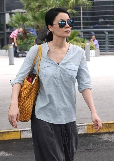 原创王菲穿搭挺随意的衬衫配灯笼裤不修边幅气质高级穿什么都好看