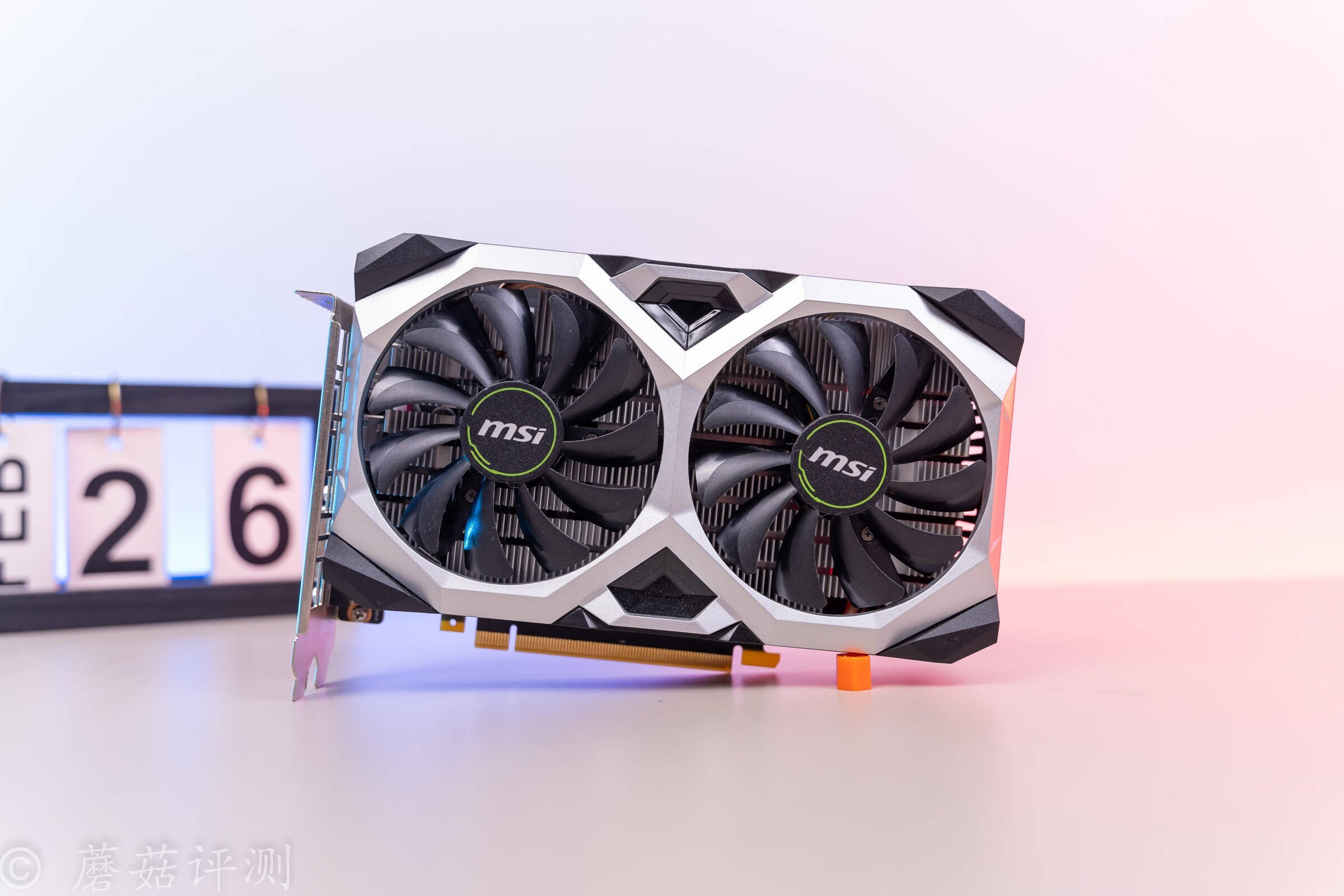 ▼显卡的外观还行吧,虽然是入门级的万图师系列,但