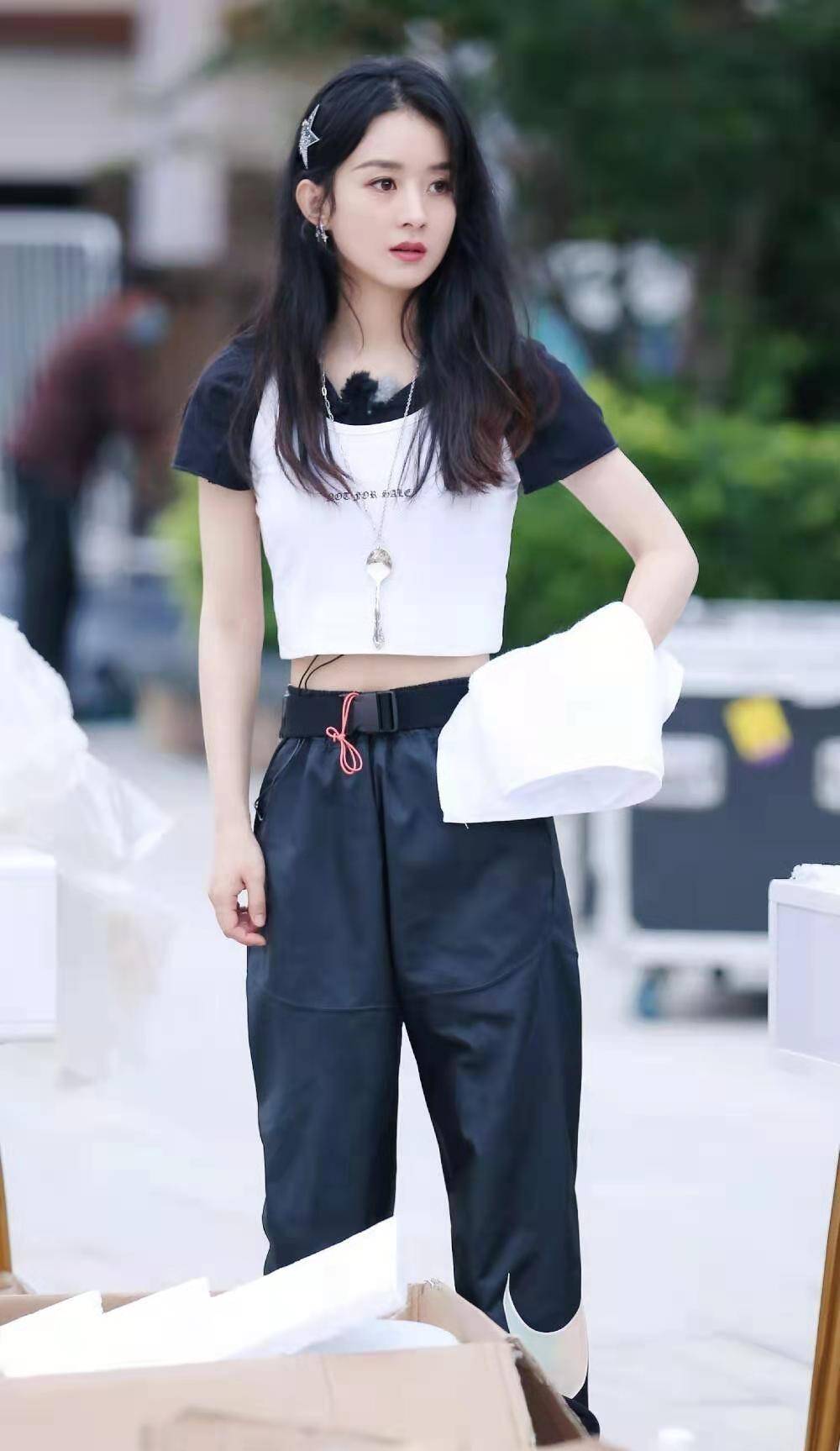 原创又被赵丽颖甜到了穿香芋紫毛衣配小白裤小露香肩气质温柔