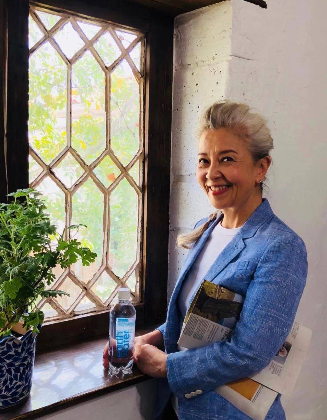 穿衣简单高贵有气质,满头白发不失时髦感_中老年_女性_女人