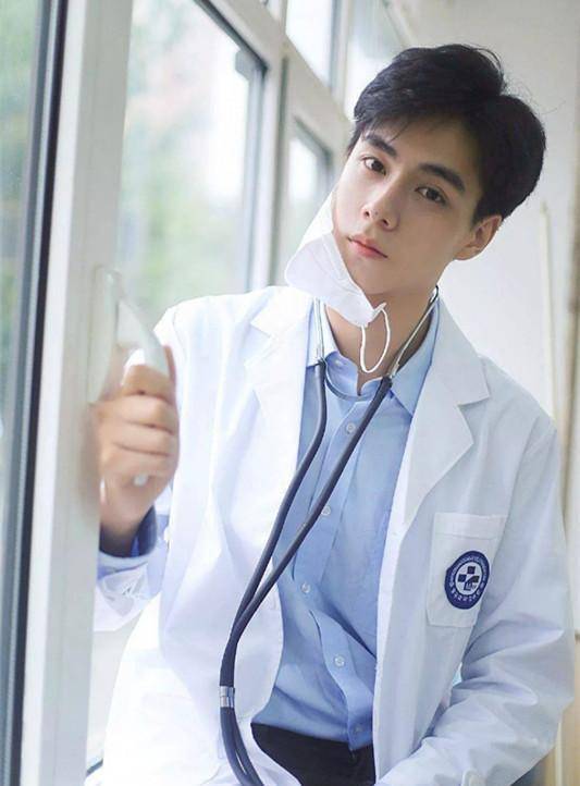 男明星饰演医生,最养眼的不是肖战,不是杨洋,而是52岁的他_白大褂