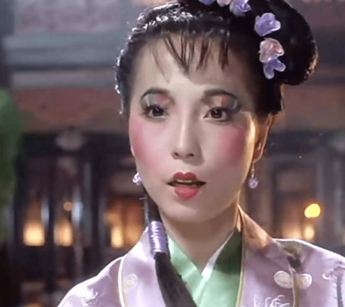 中有非常出色的表现,石榴姐的扮演者苑琼丹是有名的香港女演员,在喜剧