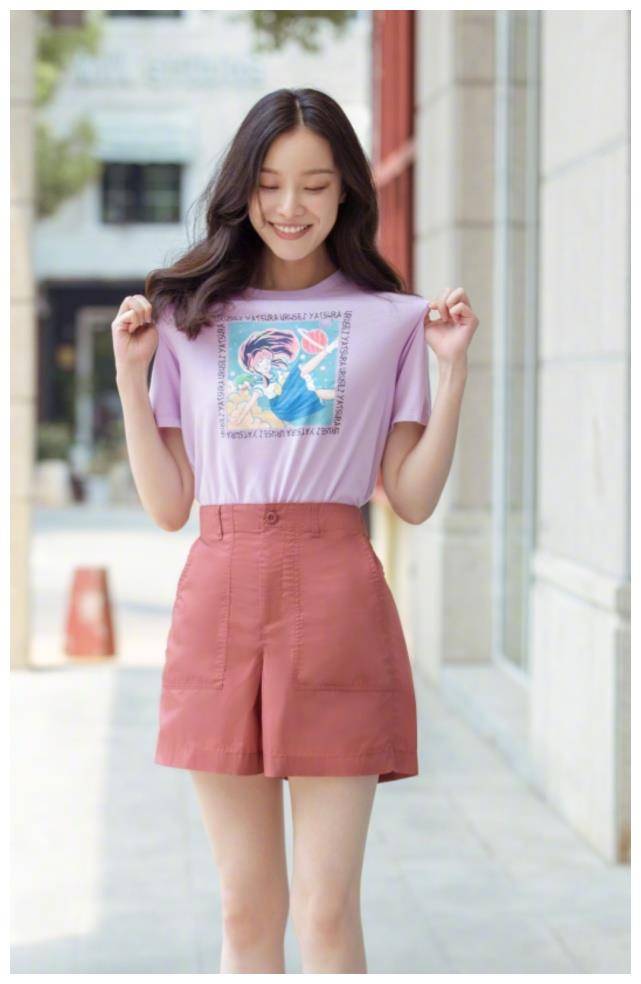 许久不见的倪妮,出现在机场就带火"山楂片眼镜",真会卖萌_大卫亚_妮妮