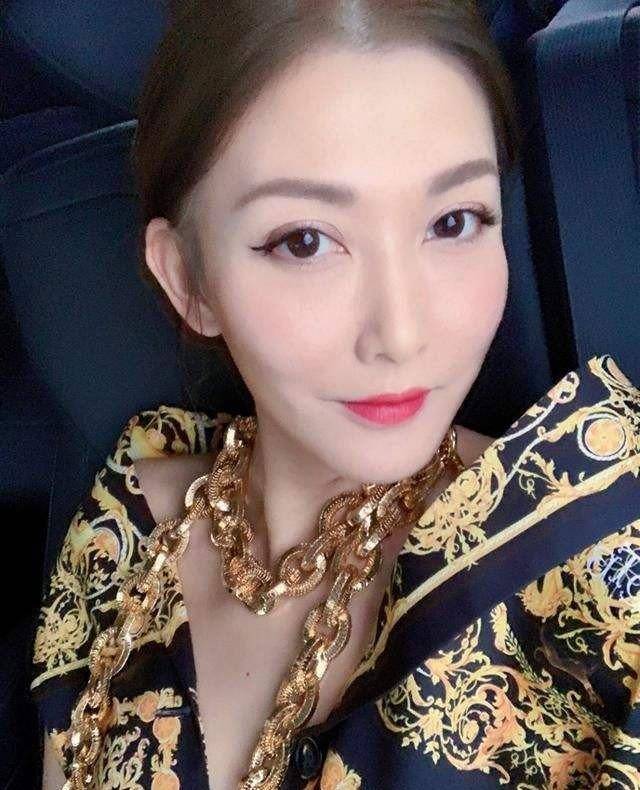 原创与豪门无缘艾莉李彩桦与富豪老公分手曾带夸张项链被指暴发户