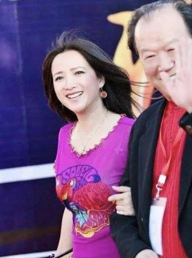 原创何晴无惧身材发福穿t恤走红毯够自信有大妈肚气质也高级