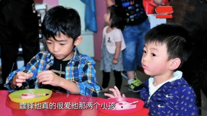 张柏芝带次子外出,让小Q拎所有物品不溺爱