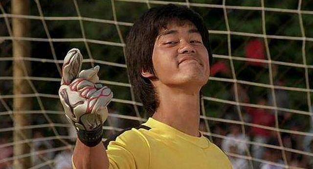 《少林足球》中,陈国坤的演绎一气呵成,丝毫看不出是第一次演戏.