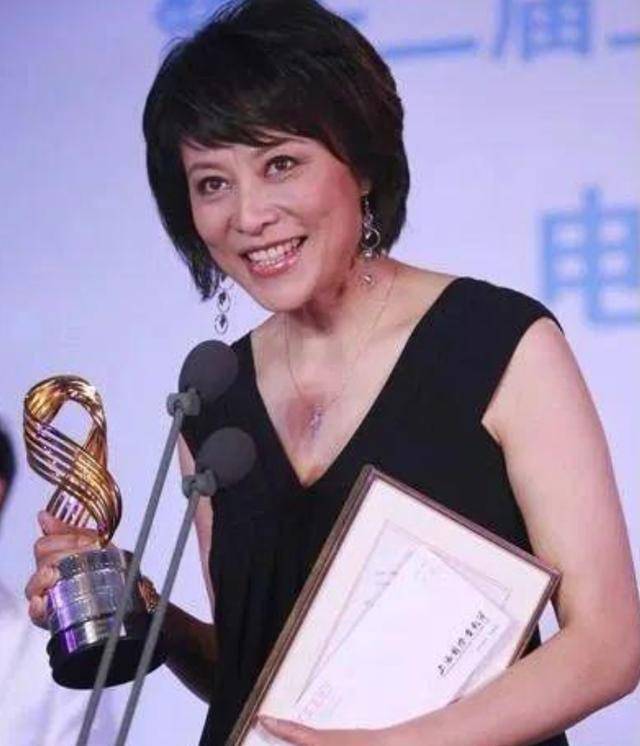 她是张嘉译的"前妻",患病后遭丈夫分手,今女儿靠跑龙套养她_岳红_工作
