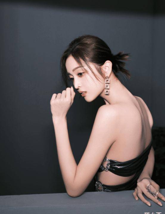 佟丽娅分手后时尚更大了!