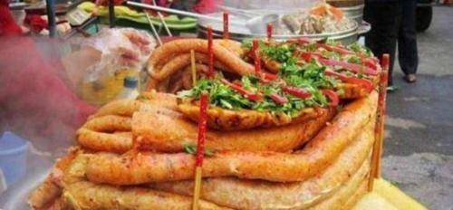 新疆街头的一种小吃，游客觉得恶心不敢买，熟客等下排队也难买