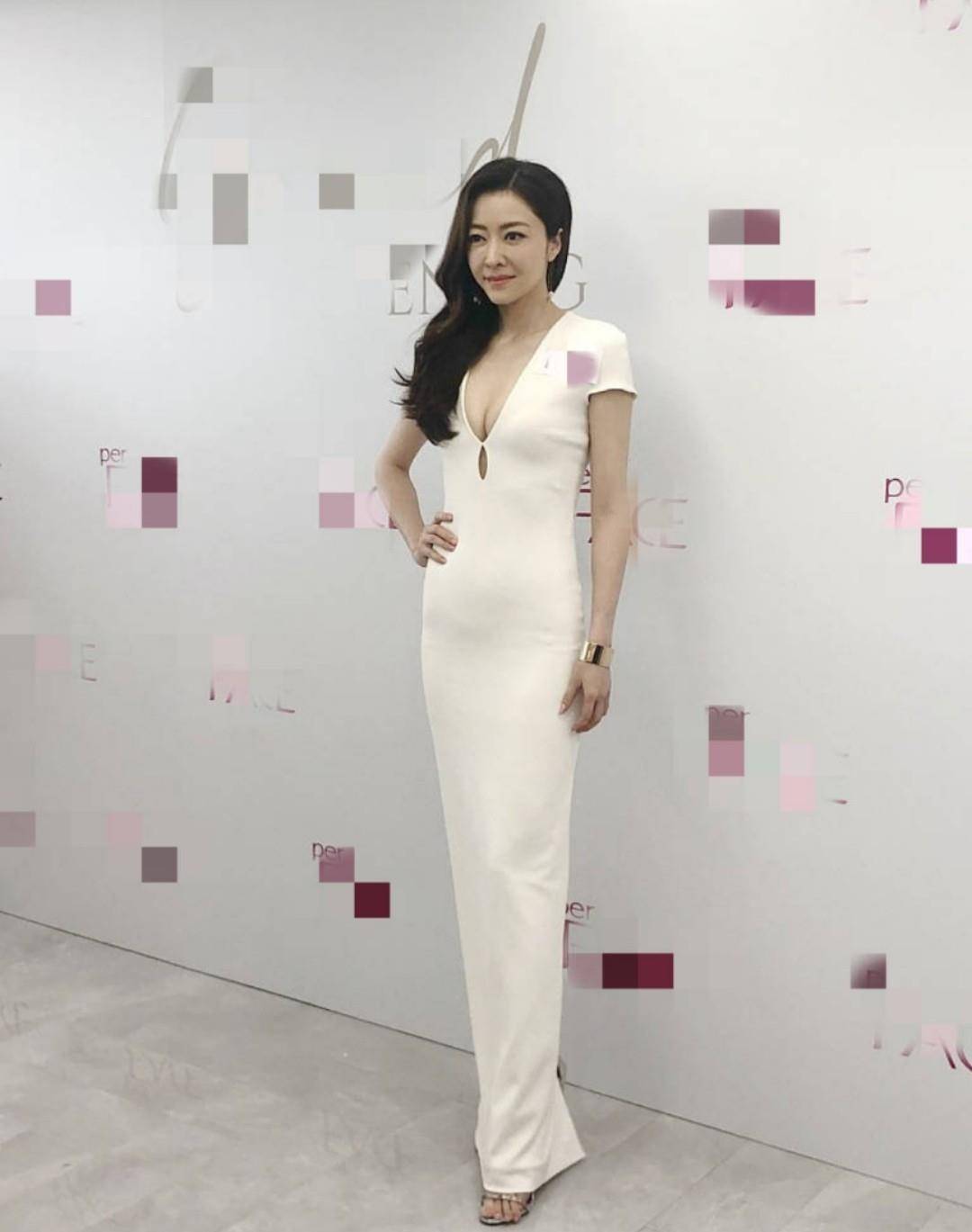 熊黛林真不愧是超模身材,穿修身连衣裙亮相活动,身材太迷人_款式_方式