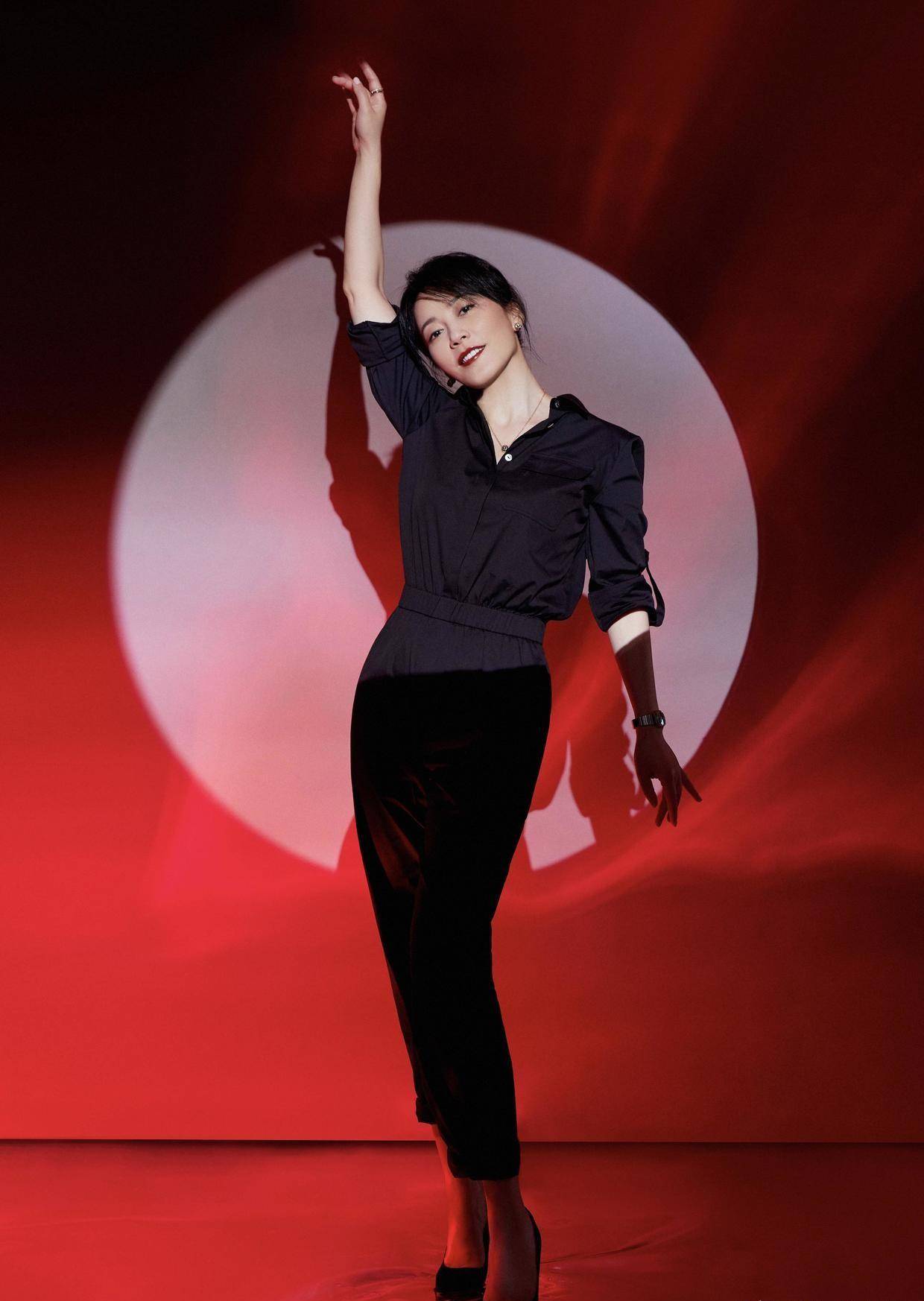 原创俞飞鸿气质感真的好缎面t恤配牛仔裤舒适自然摩登复古太高级