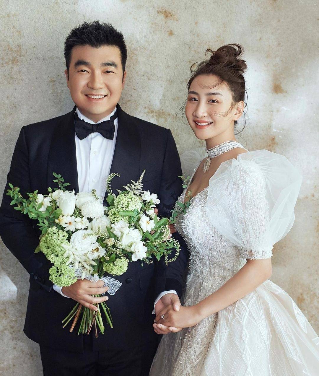 何雯娜晒照为老公庆生,女儿拍手为爸爸助兴,一起吹蜡烛画面温馨_梁超