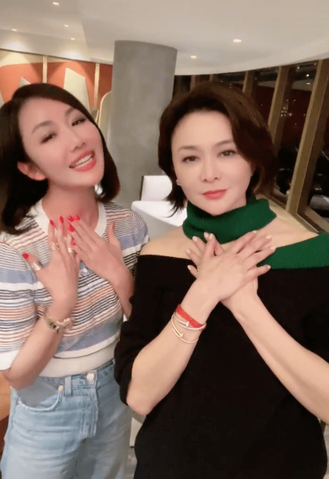 刘嘉玲关之琳再同框,跟一众素人合影,气质一下子就凸显出来了!