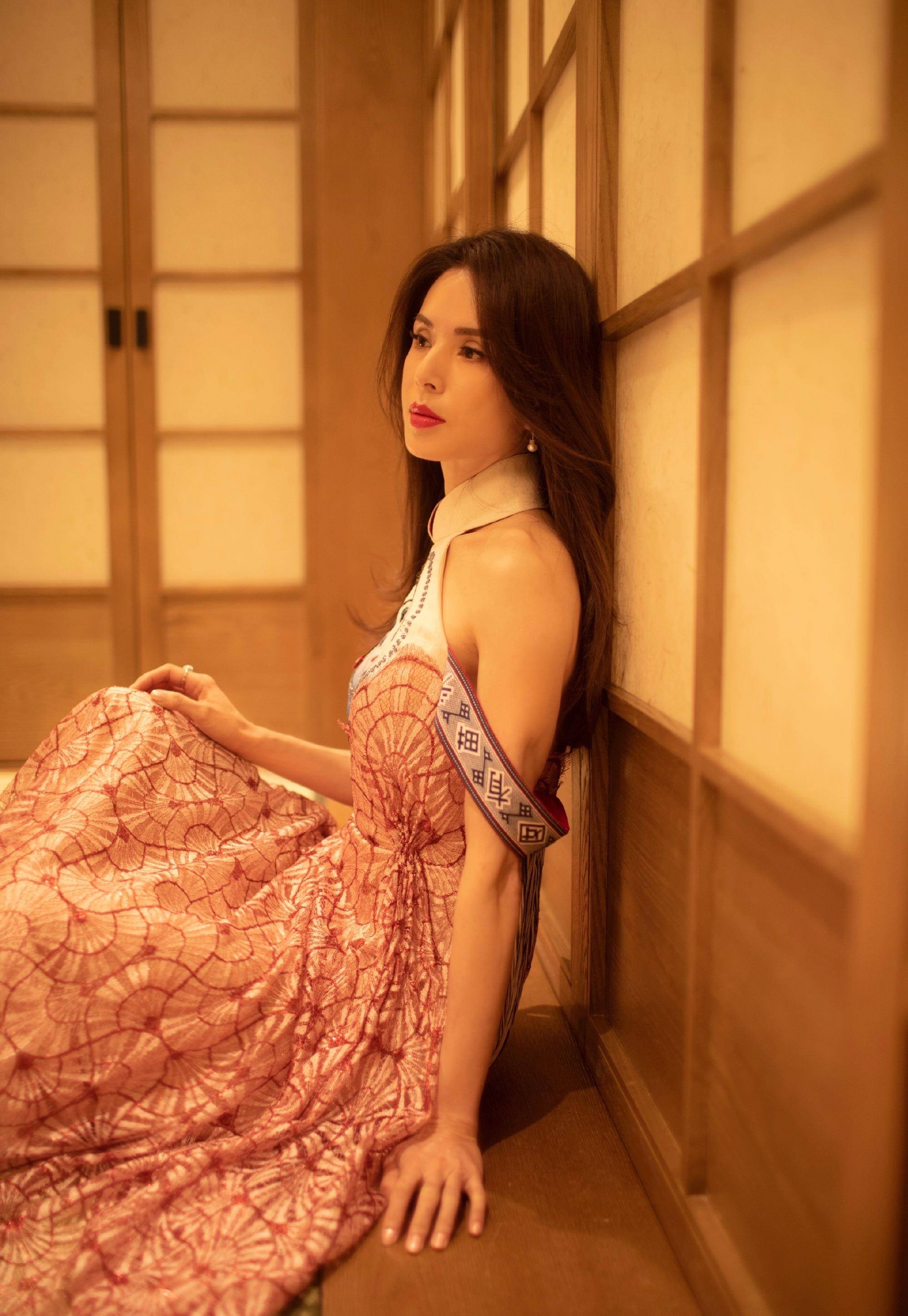 李若彤粉色礼服知性优雅,时光从不败美人_身材_气质_自律