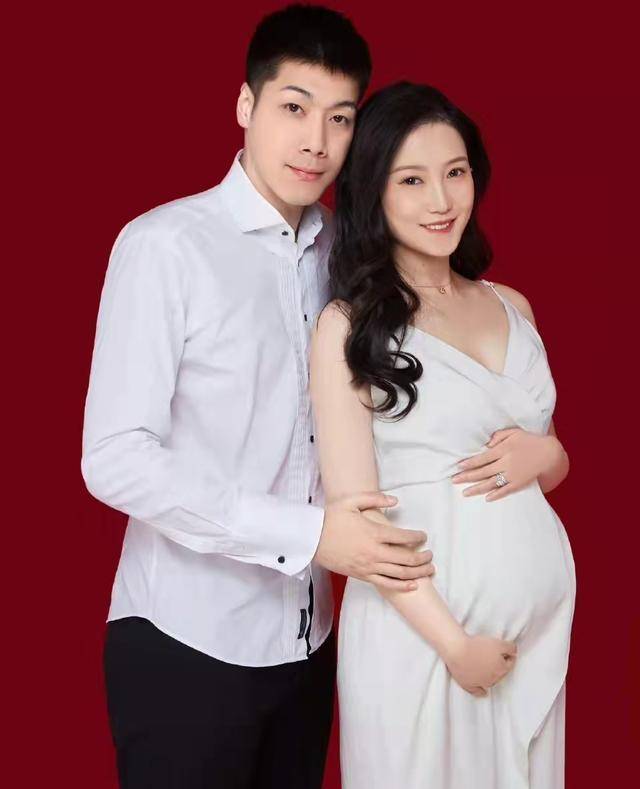 妻子晒出了母子合照,任骏飞的妻子是个模特博士_曹雅馨_训练_亚洲杯