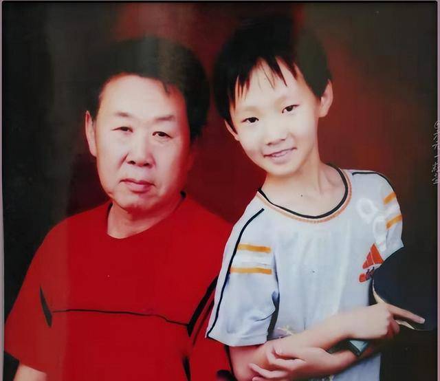 王曼昱儿时的照片你见过吗?清秀可爱!手里球拍快跟脑袋一样大了