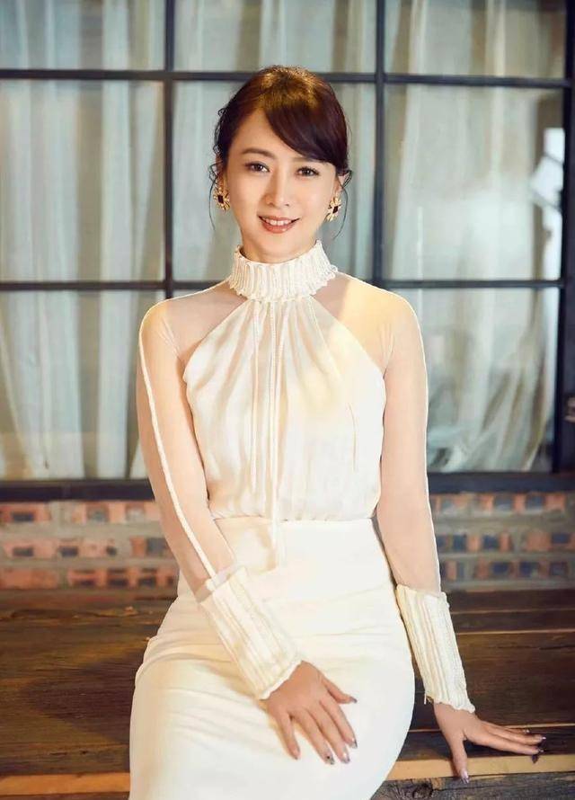 原创52岁翁虹真是逆生长穿深v背心配破洞紧身裤蜜桃臀太吸睛