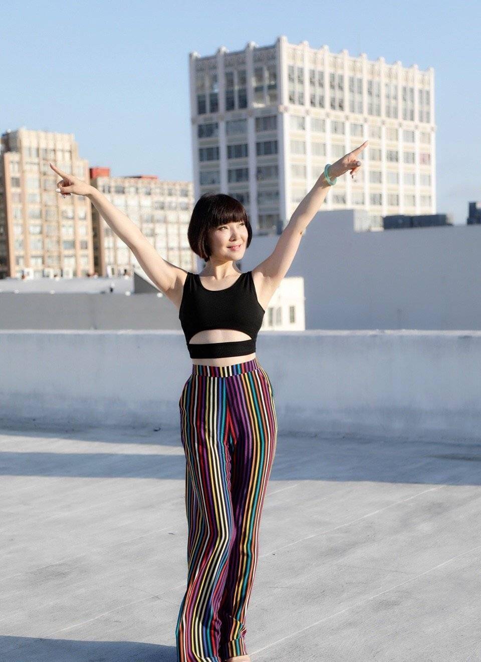 原创52岁陈红身材真好穿无袖露脐装配条纹阔腿裤小蛮腰太惊艳