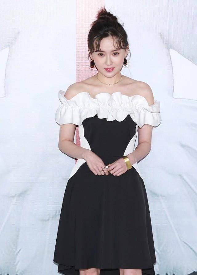 江铠同扎丸子头好清爽,穿无袖"公主裙",真有富家千金内味_的设计