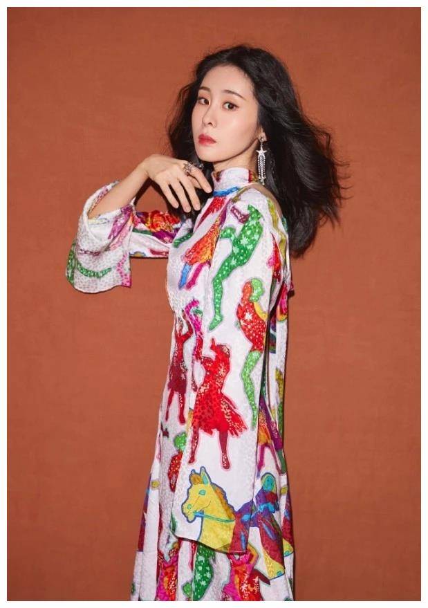 张碧晨咋想得,在长裙上"乱涂鸦",没点颜值的人可不敢穿!