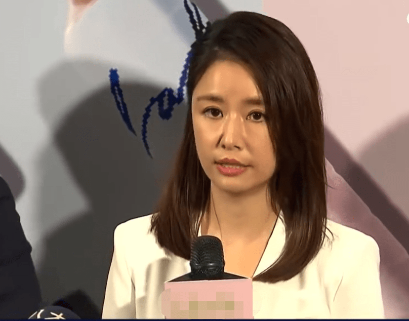 照片中能够明显发现林心如的皮肤真的是太差劲了!