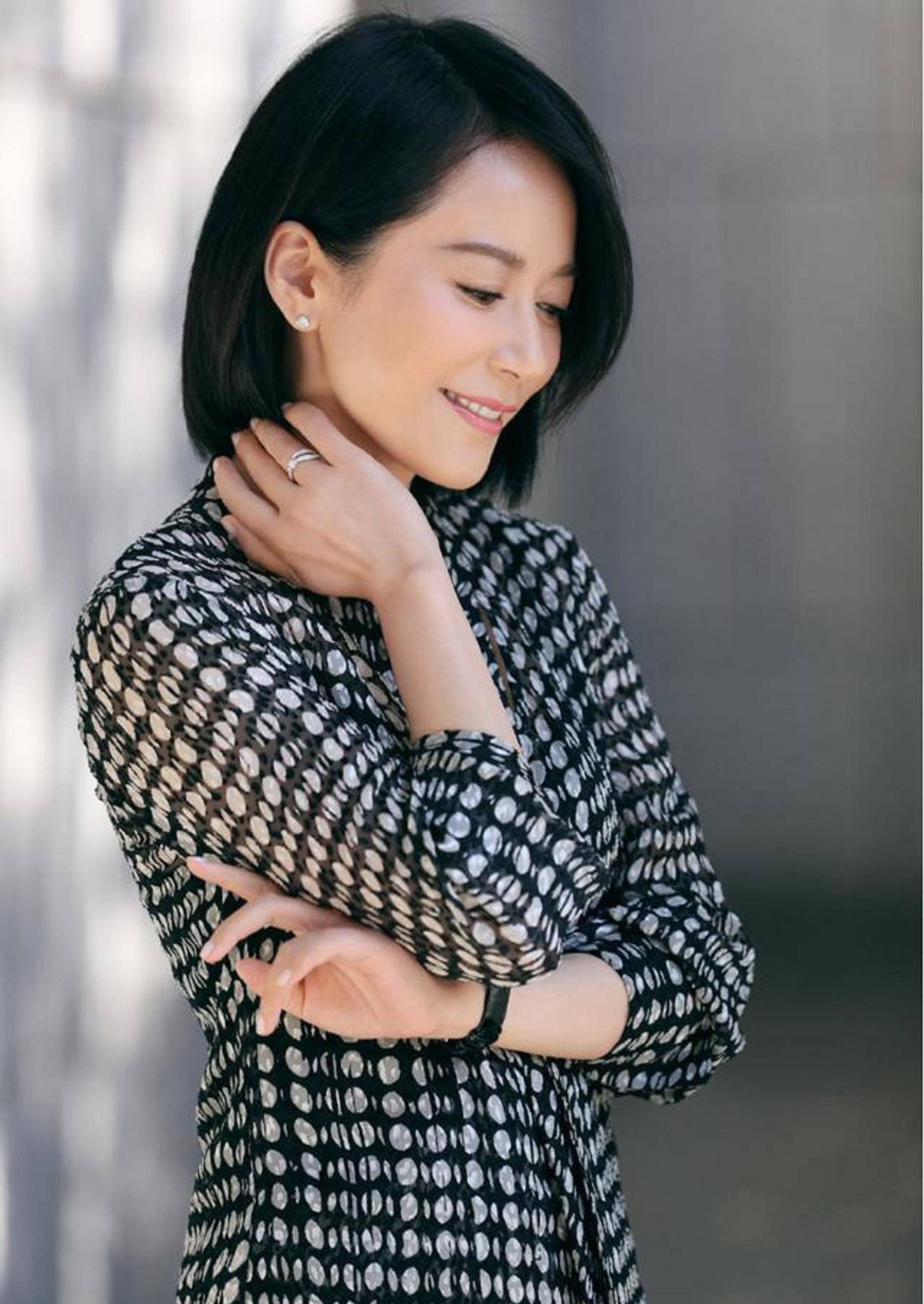 原创一看就有贵气感的俞飞鸿是如何拉开女人之间的气质差距