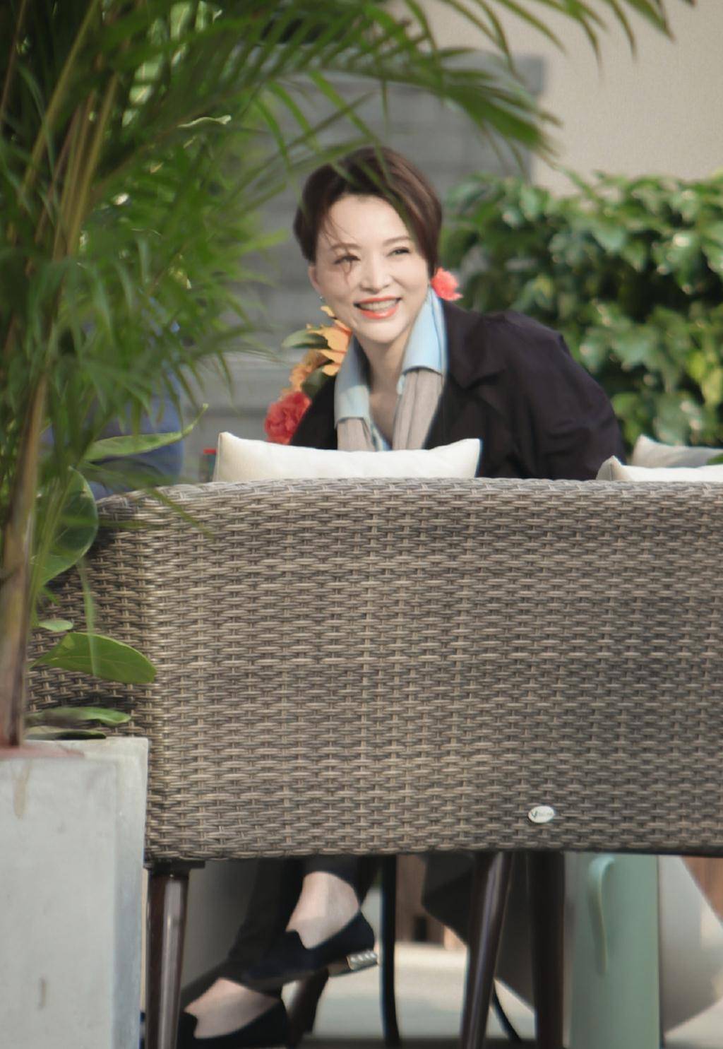 原创董卿罕见跳新疆舞穿风衣配丝巾优雅知性盘发造型气质好高贵