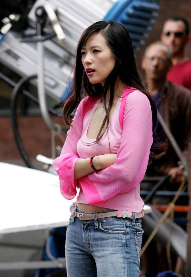 章子怡27岁旧照曝光粉色上衣配牛仔裤少女感满满影后气质未见