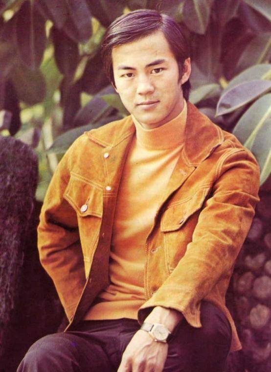 吴宇森看中了狄龙大哥的气质,邀请他出演《真英雄》.