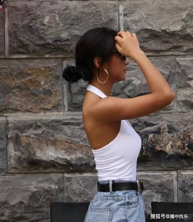 健身姑娘特意"美黑",肌肉线条更显精致_运动_训练_热量