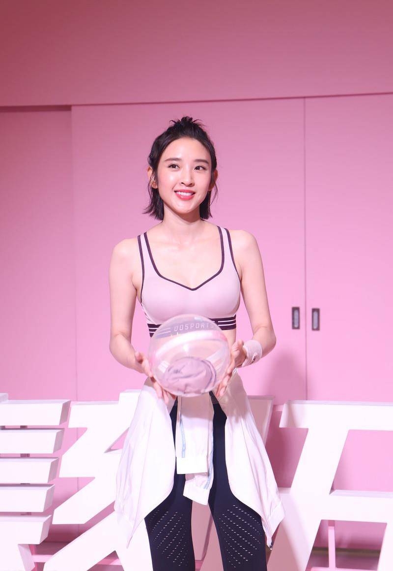 唐艺昕多大胆渔网裙也敢穿出来全身仅靠细带勒真怕崩开