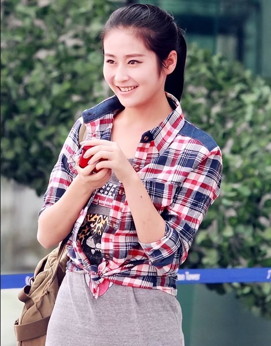 原创美女颖儿她是千山暮雪里的童雪她的女儿颜值太抢镜了