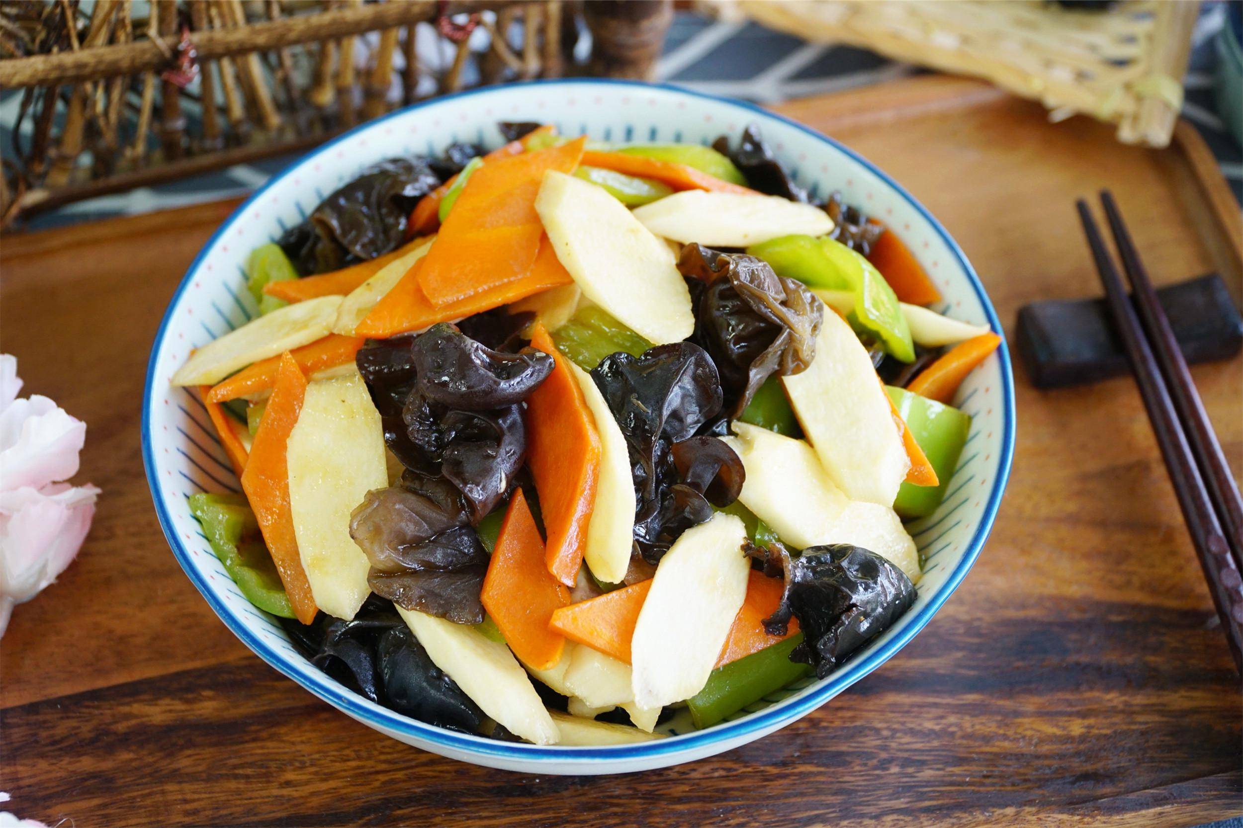 推荐菜谱:山药炒木耳山药是传统的滋补食材,性温和,适合一年四季食用