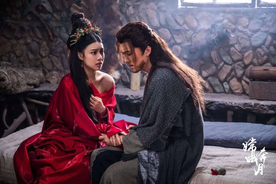 图左为嫦娥(演员朱娅)图为演员单明凯(饰演后羿)电影《嫦娥奔月》主要