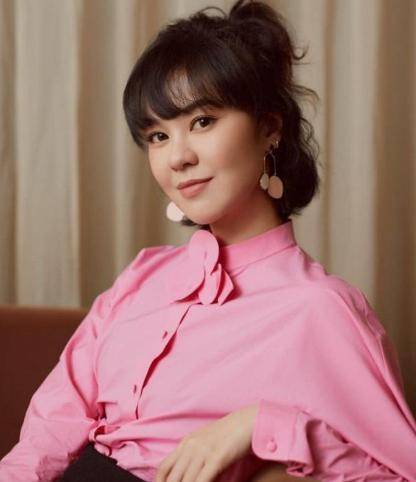 郁可唯太会穿戴回形针显女人味笑容甜美尽显温柔气质