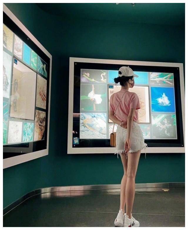 原创36岁李念深夜逛商场无惧严寒大腿露出一截嫁大14岁富商生