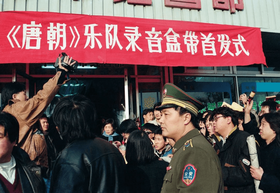 后来,邓讴歌和周凤岭成了面孔乐队的成员,欧洋成了面孔乐队贝斯手