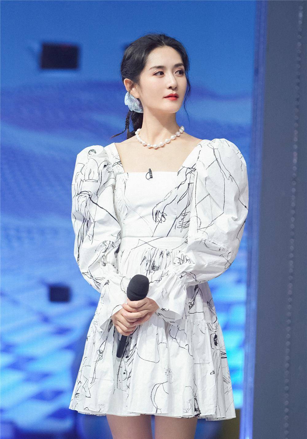 原创39岁的谢娜真幼稚穿绿色时尚泡纱裙扎双马尾这么扮美可还行