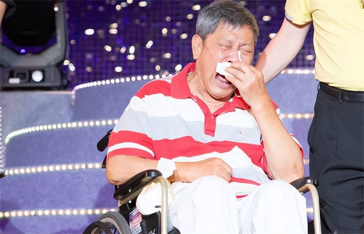 歌手万沙浪一场意外摔成脑瘫妻女不管不顾情人卖房给他治病