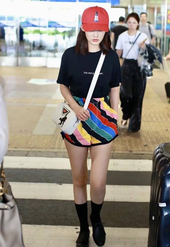 李沁打扮真有时髦感,穿"彩虹短裤"出门,"小鸟腿"好抢眼