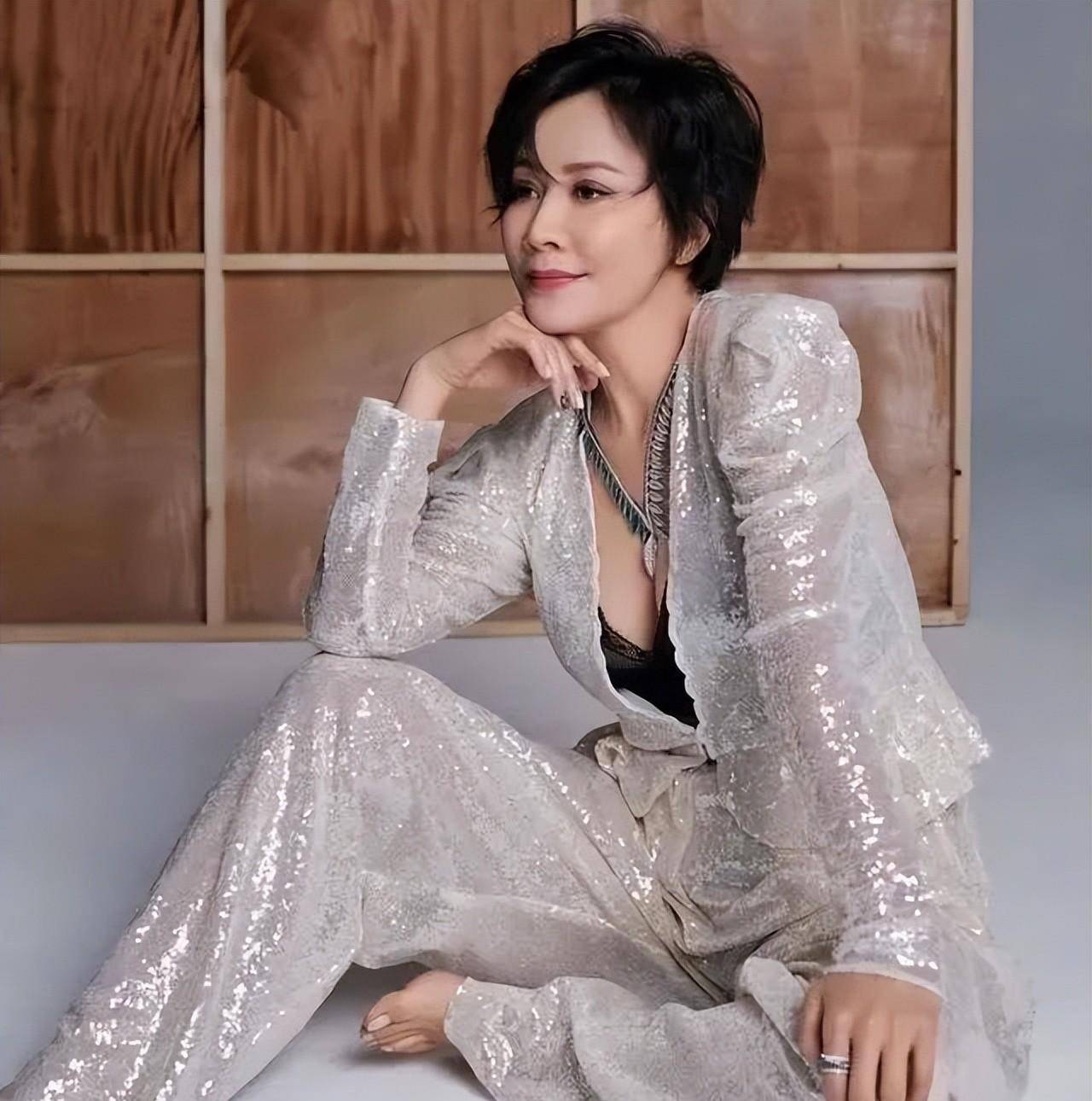 原创刘嘉玲的胸闫妮的腿这些50女星越老越敢秀都是身材尤物