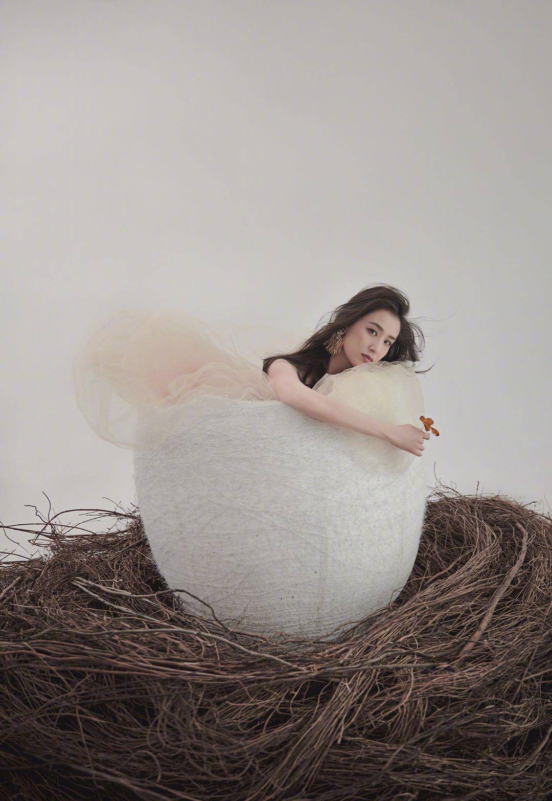 黄圣依大片好惊艳置身朦胧雾气中破茧化蝶视觉冲击太强