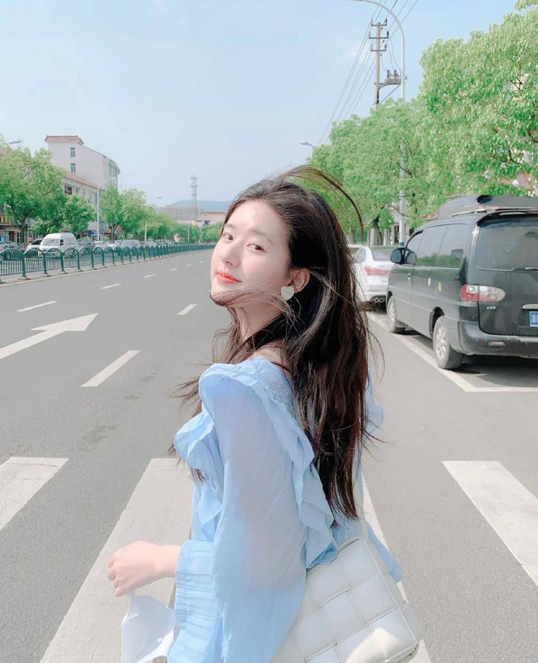 原创初恋女孩赵露思身穿泡泡袖连衣裙清纯可人犹如花林中的仙女